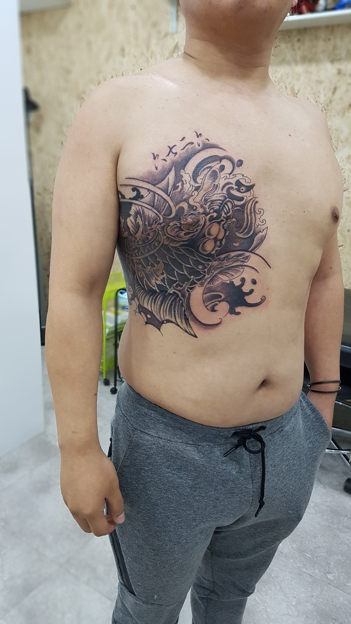 [흉터도 작품이 된다] 붉은 반점을 덮은 옆구리 잉어 타투 - 이미지 4