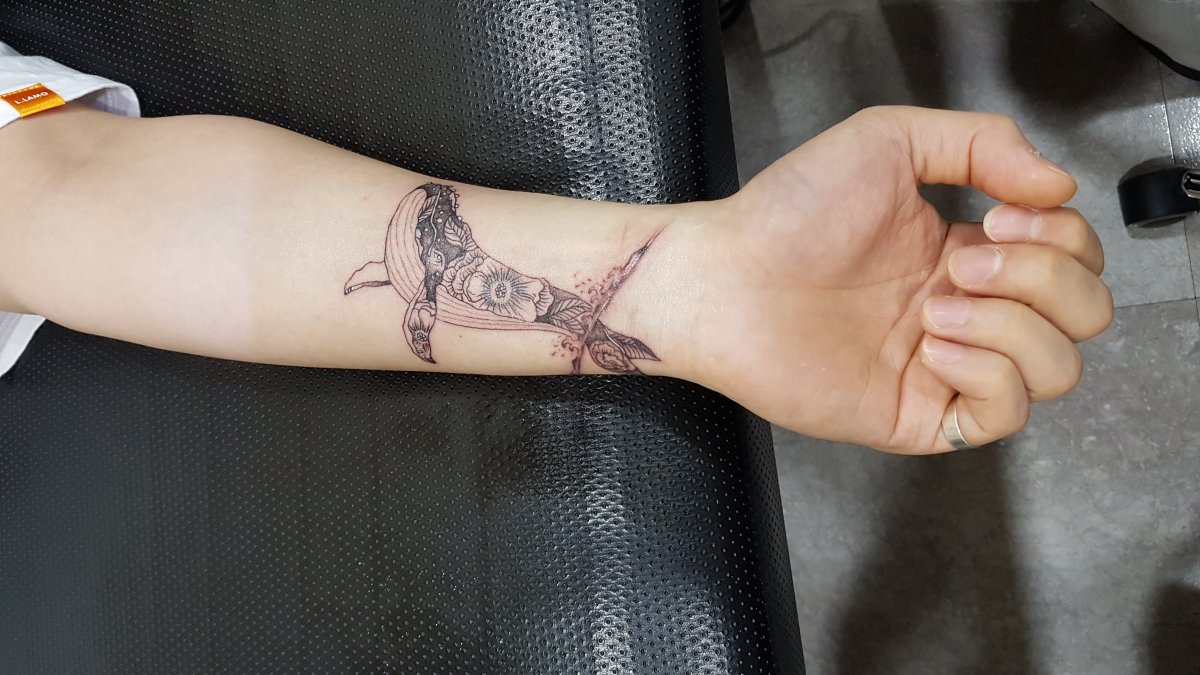 [흉터 위에 피어난 바다] 손목 흉터 커버업 고래 타투 - 이미지 2