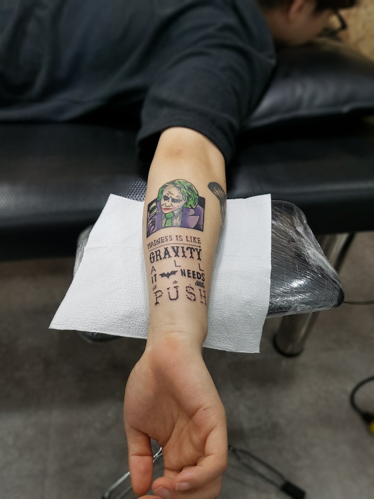 “팝아트 감성의 컬러 캐릭터 타투, 강렬한 존재감을 새기다” - 이미지 2