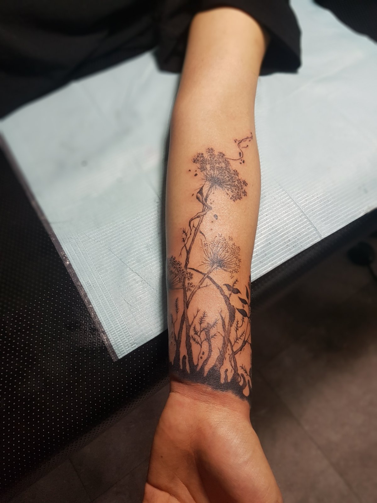 “섬세한 라인과 감성의 조화, 플라워 팔타투의 매력” - 이미지 2