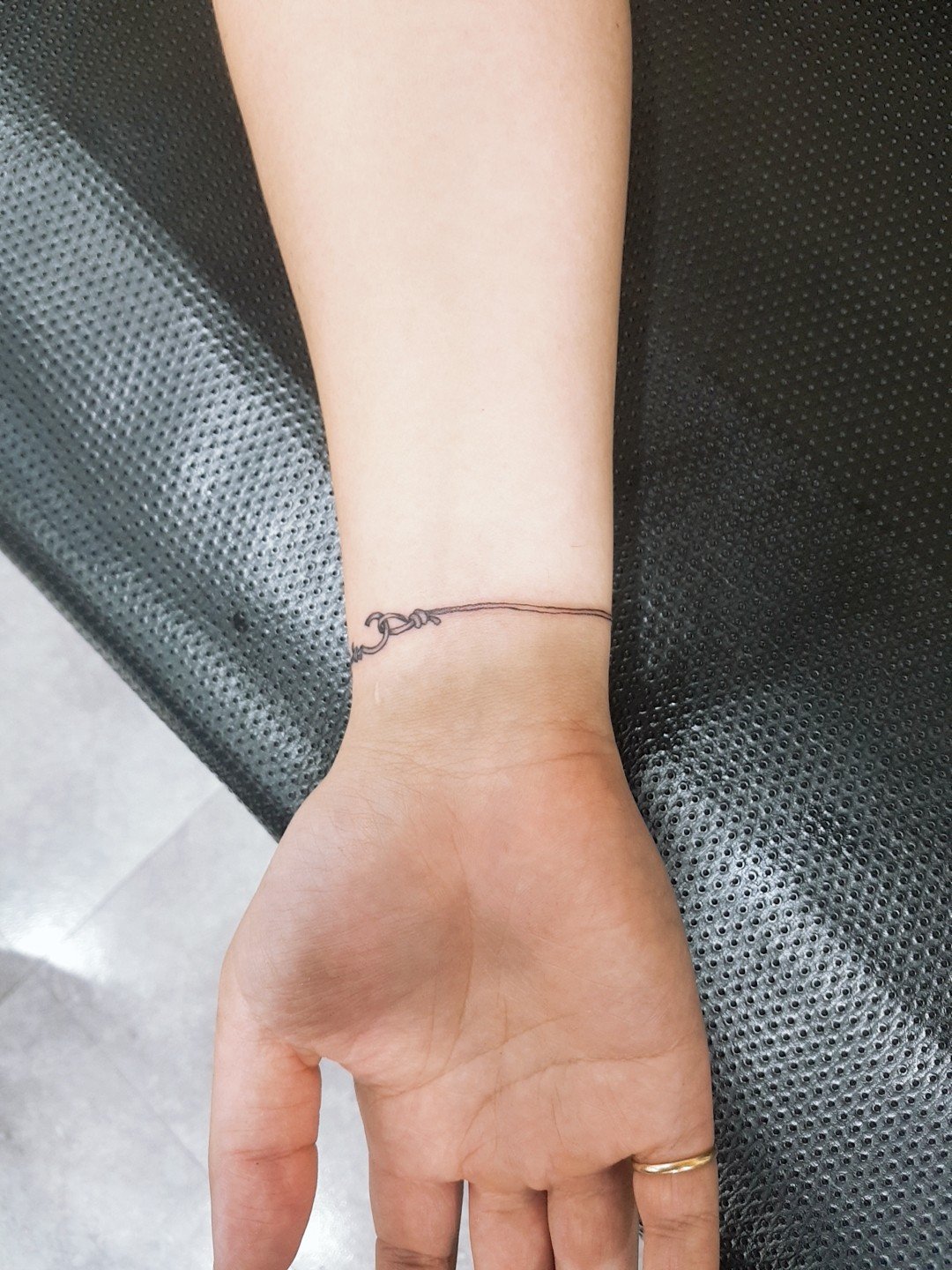 [사랑은 끊어지지 않는 끈처럼] 손목 라인 팔찌 타투 - 이미지 4